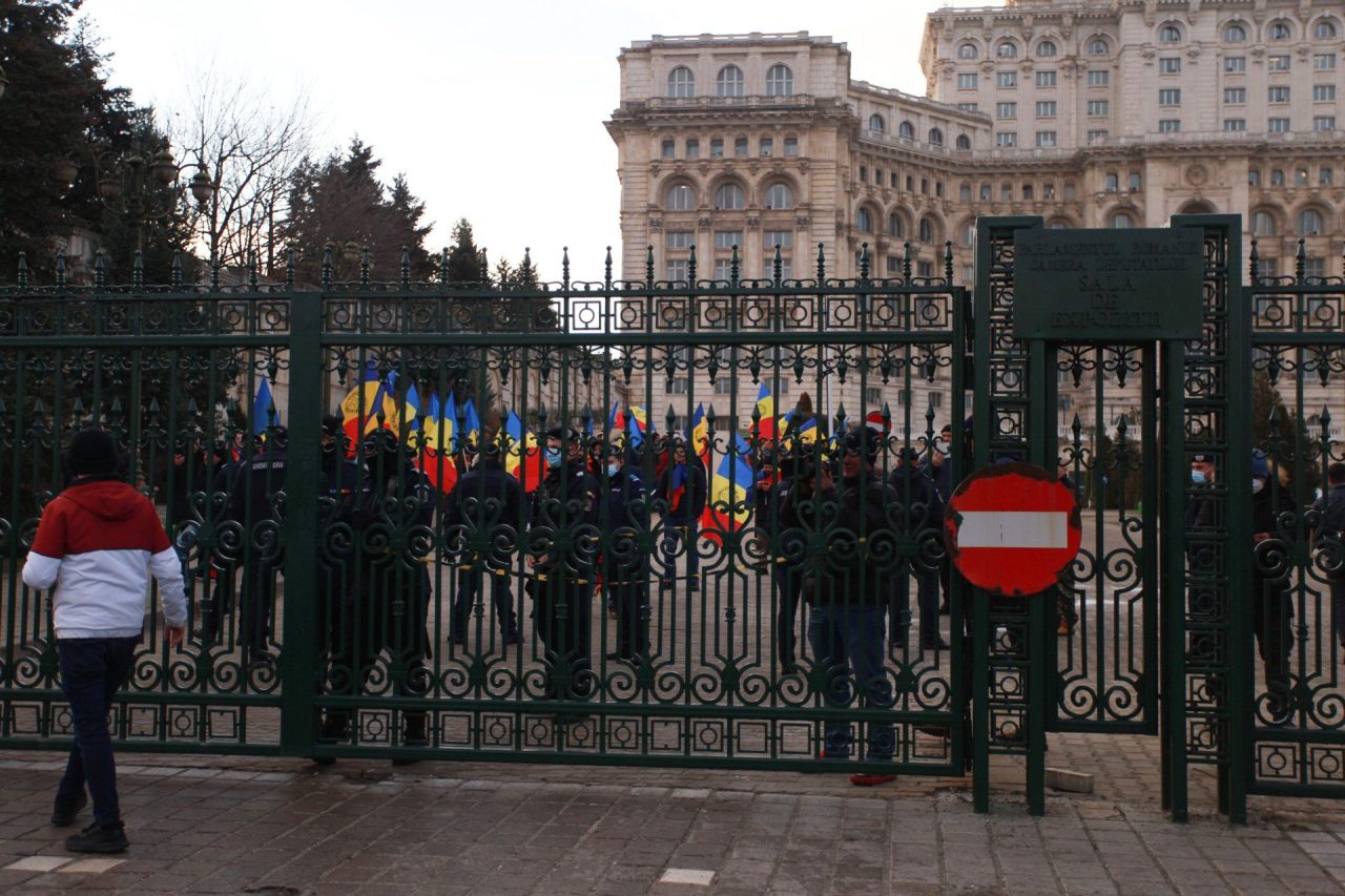 Ministrul de Interne, Lucian Bode, susține că protestatarii AUR nu au vandalizat nicio mașină a corpului diplomatic, dar e contrazis de Ambasada SUA la București
