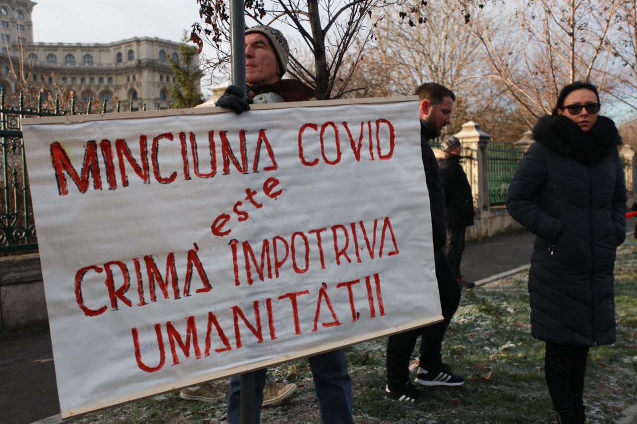 FOTO-VIDEO | Trafic blocat în fața Parlamentului. Susținării AUR manifestează împotriva adoptării certificatului verde