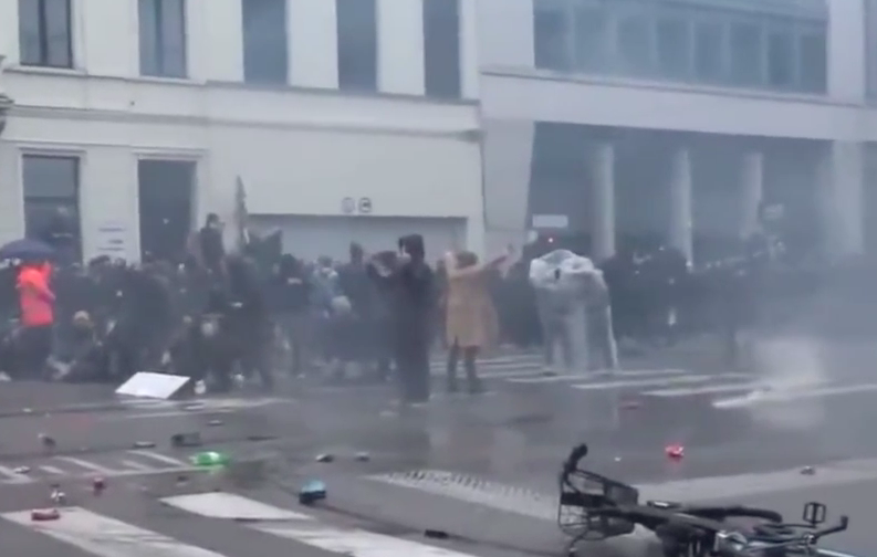 VIDEO Proteste violente la Bruxelles față de vaccinare. Manifestanții au aruncat cu pietre în jandarmi, iar aceștia au ripostat cu gaze lacrimogene. În mulţime au putut fi văzute şi drapele româneşti