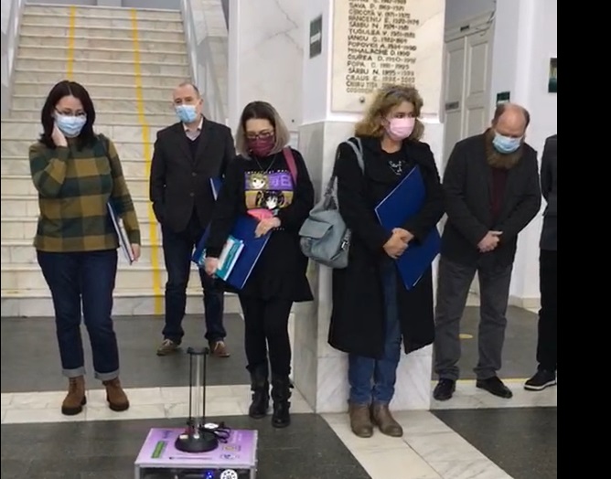 Echipa de robotică de la un colegiu din Bârlad a inventat un robot care ucide bacteriile şi viruşii. Eficienţa sa este de 99%