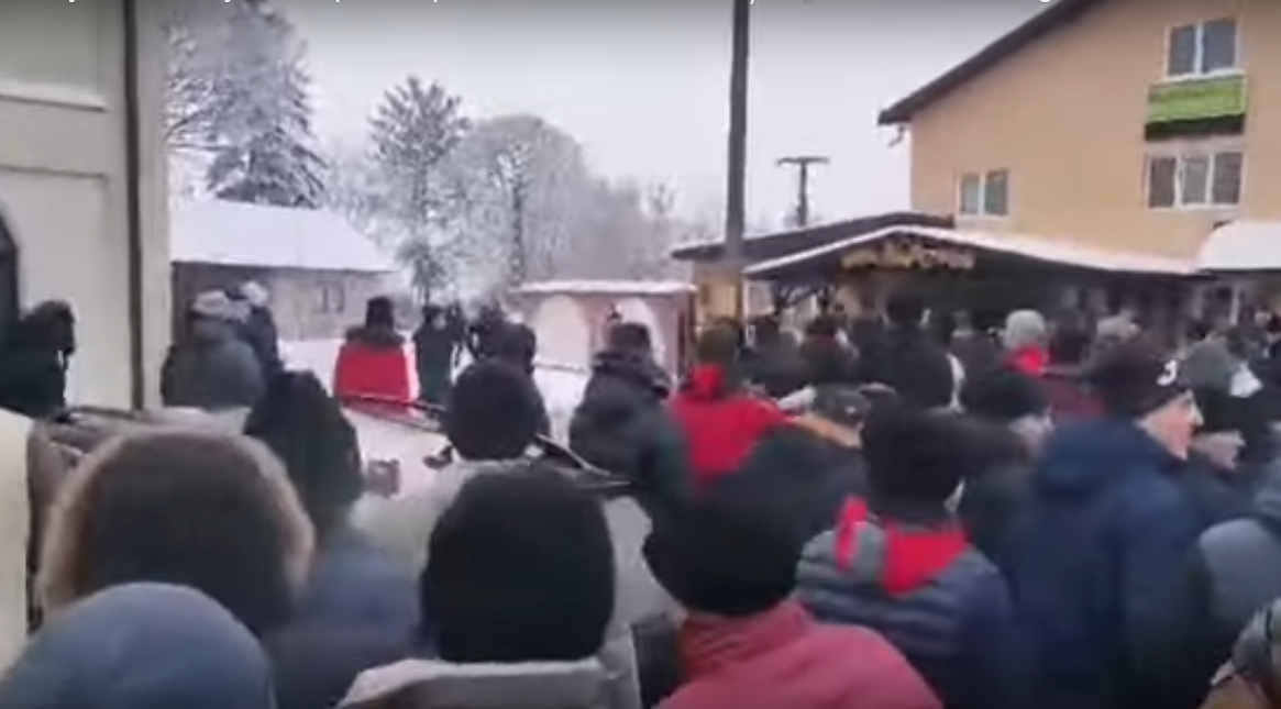 VIDEO | Momentul în care un jandarm este lovit cu pumnul în plină figură la tradiționala bătaie de la Ruginoasa