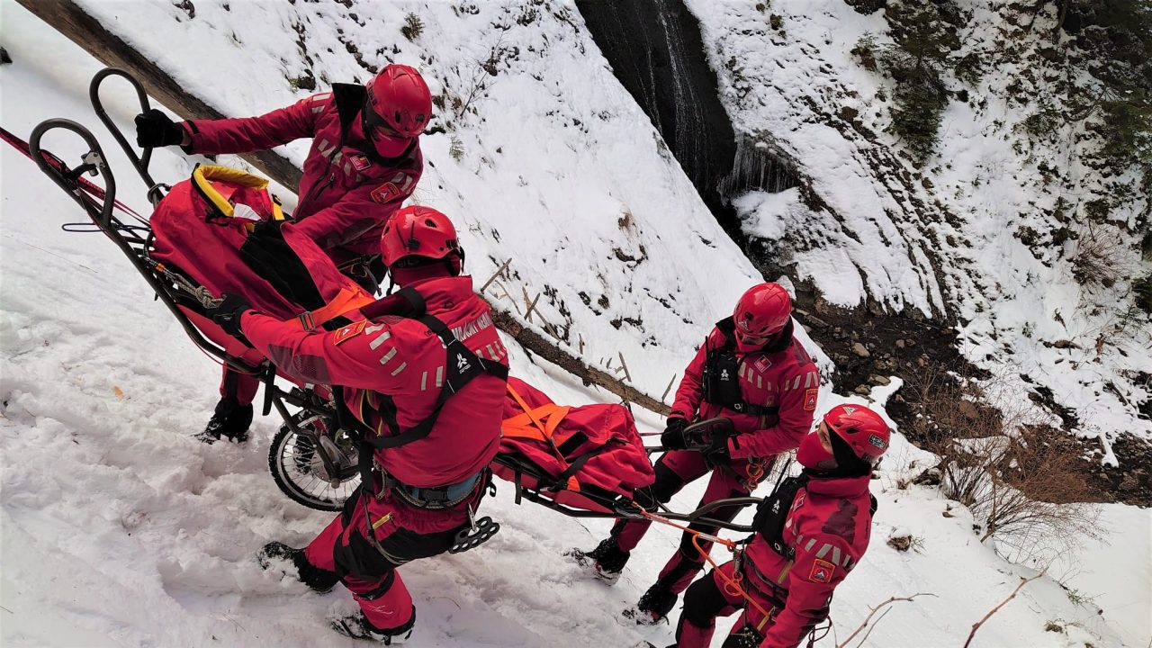 Două persoane au fost surprinse de o avalanșă în zona vf. Negoiu, la o altitudine de aproape 2.300 de metri. Una dintre victime are fracturi la picioare