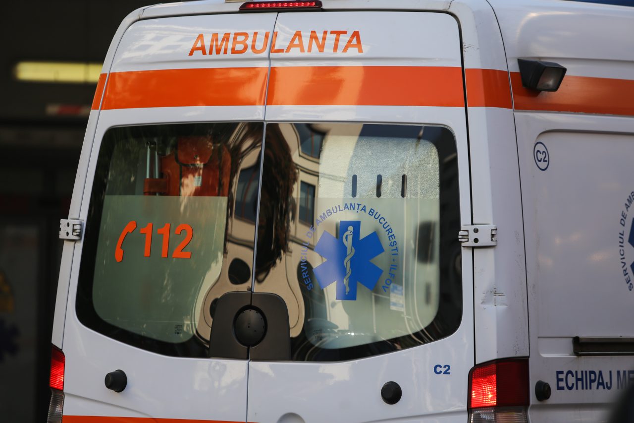 Suceava: Un bărbat a fost împușcat după ce a sărit cu cuțitul la un echipaj de Poliție. Fiul său, care chemase polițiștii, a fost lovit de un glonț care a ricoșat