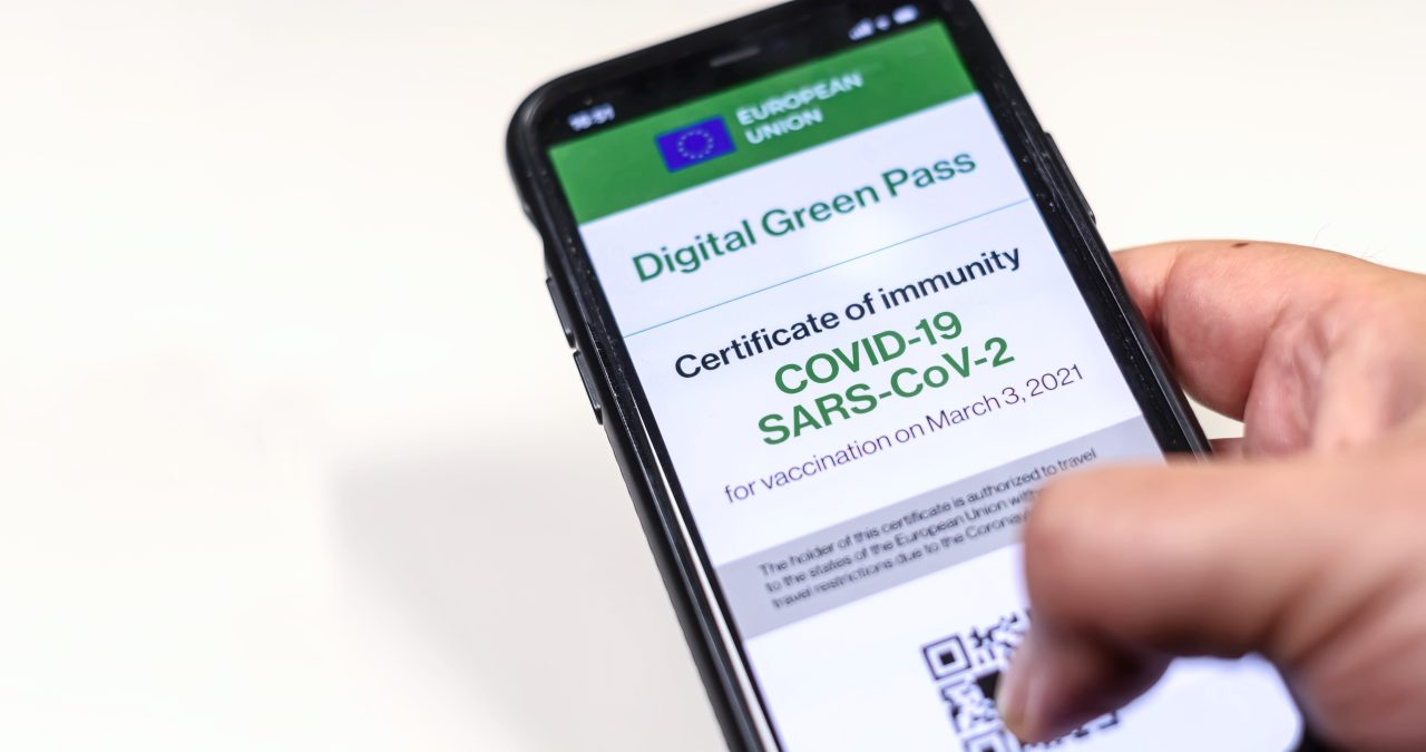 STS: Certificatele digitale COVID, marcate în funcție de doza de vaccin și în România, conform noilor norme europene