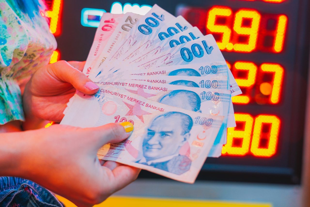 Turcia: Moneda continuă să se deprecieze după ce Banca Națională a redus dobânda de referință. Dolarul a trecut de nivelul de 15 lire