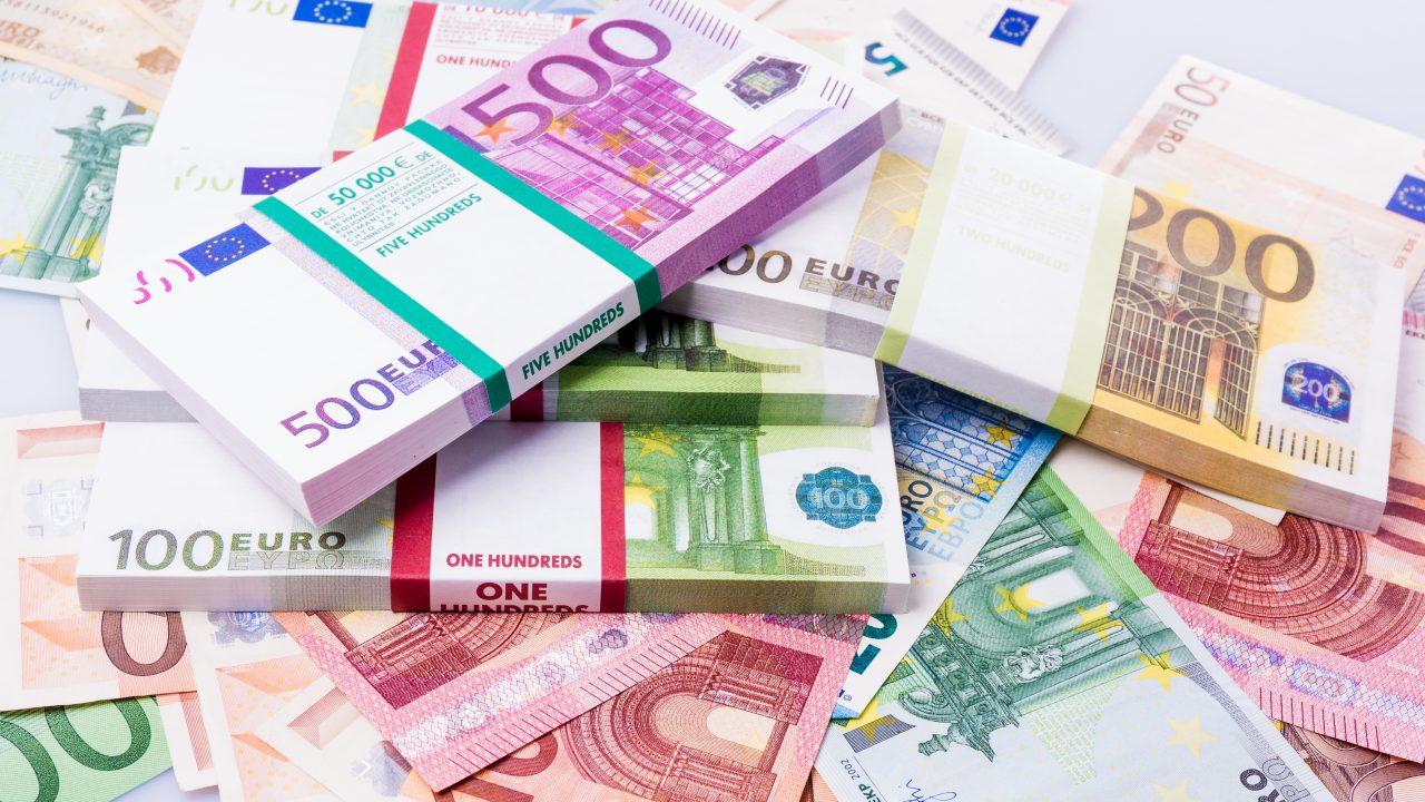 Analiștii economici anticipează deprecierea leului până la un curs de 5,11 lei/euro peste 12 luni și o inflație medie de 5,8%