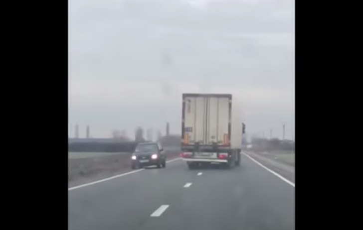 VIDEO | Șofer de TIR beat, oprit în trafic de alți doi șoferi care i-au luat cheile din contact. Acesta conducea pe contrasens