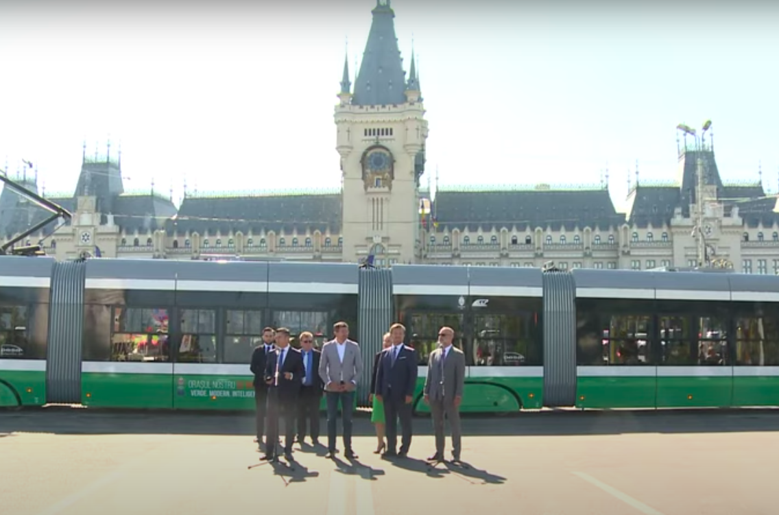 Noile tramvaie din Iași înghețată în mijlocul drumului din cauza frigului. Vatmanii sunt nevoiți să dea jos gheața cu lopata