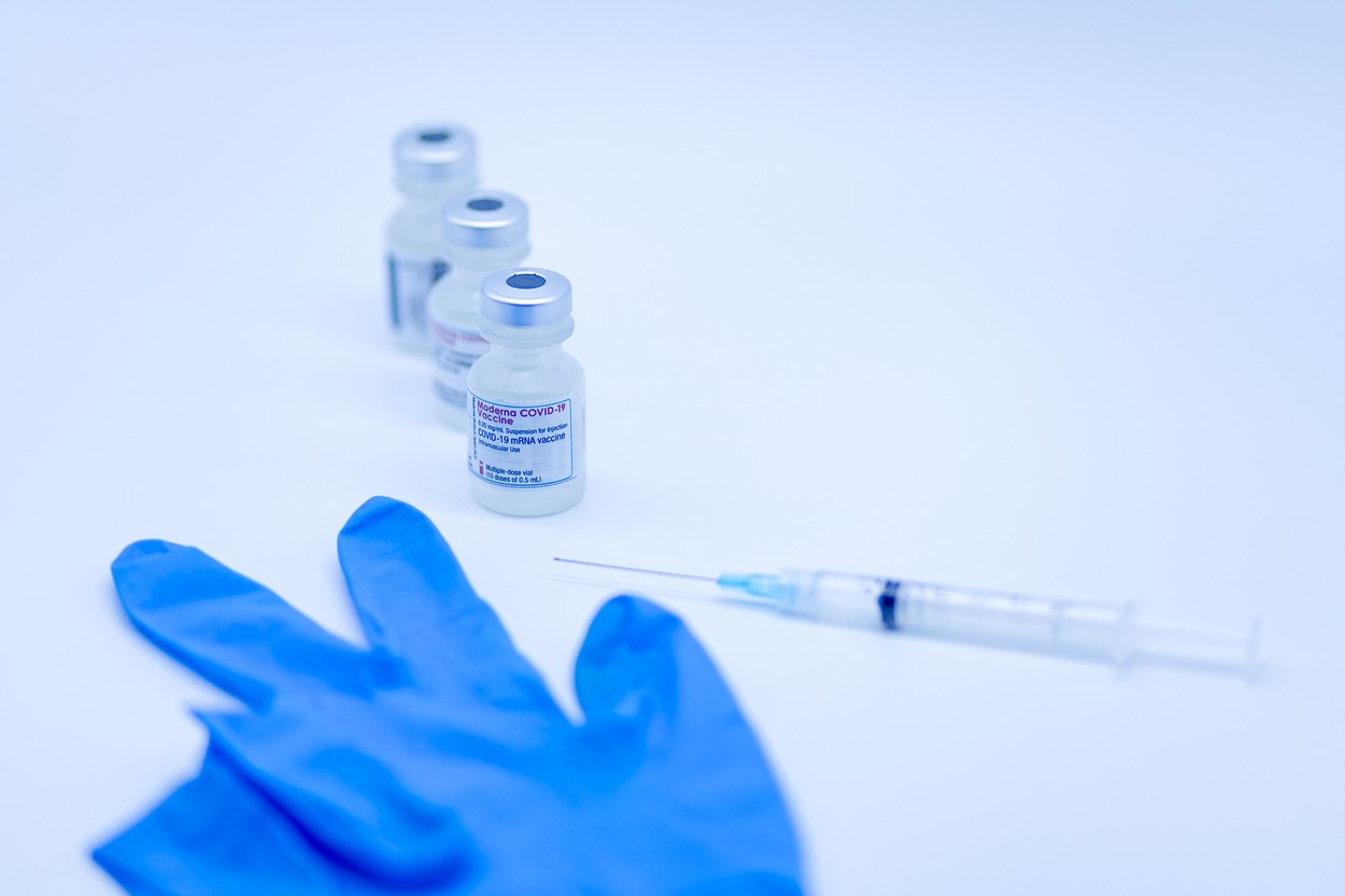 STUDIU: Combinarea vaccinurilor Pfizer sau AstraZeneca cu Moderna asigură un răspuns imunitar mai bun