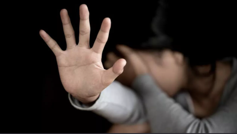 Imagini cu o profesoară în ipostaze indecente, virale printre elevi. Femeia le-a publicat din greşeală pe WhatsApp