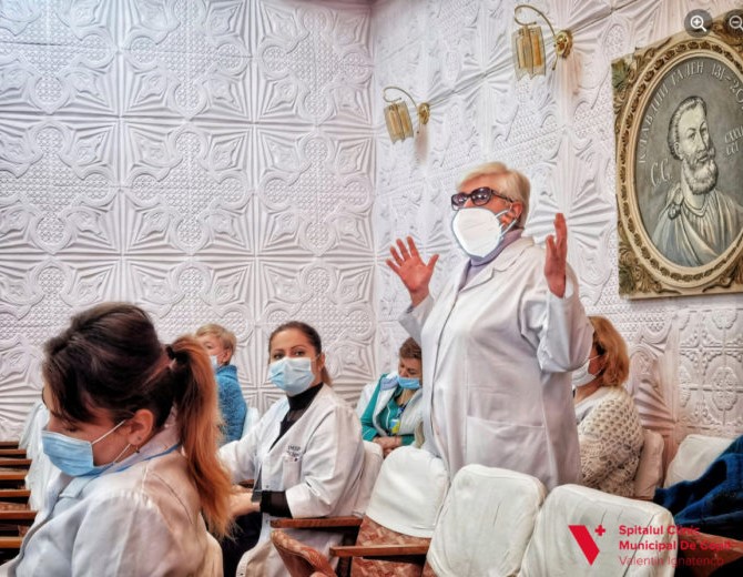 Moment penibil la Spitalul „V. Ignatenco” din Chișinău după ce medicilor le-a fost puse măști în Photoshop la un eveniment unde ei nu le-au purtat
