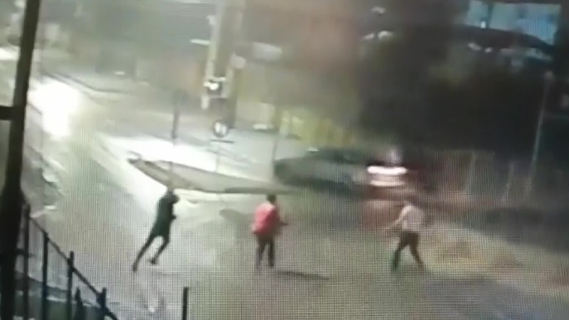 VIDEO | Filmul crimei din Bolintin Vale. Momentul în care șoferul de microbuz este lovit în cap, apoi se prăbușește la pământ, surprins de camerele de supraveghere