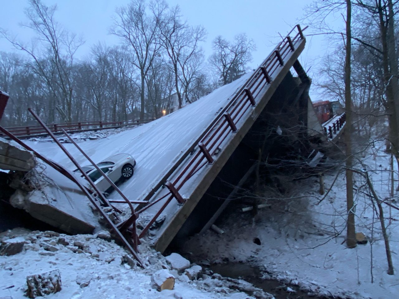 Un pod din orașul american Pittsburgh s-a prăbușit cu tot cu mașini pe el, chiar înainte ca Joe Biden să ajungă în oraș pentru a vorbi despre infrastructură