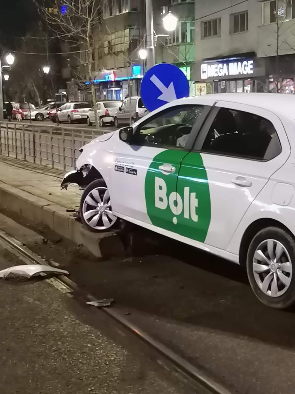 FOTO-VIDEO | Un șofer de la Bolt a pierdut controlul mașinii și a intrat într-un refugiu de tramvai. El și cei doi clienți au ajuns la spital