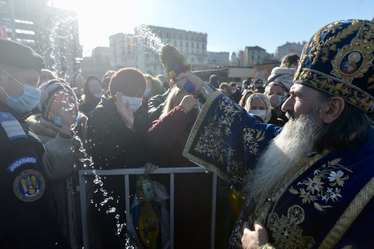 Bobotează 2022. Arhiepiscopia Tomisului pregăteşte 150.000 de sticle cu agheasmă