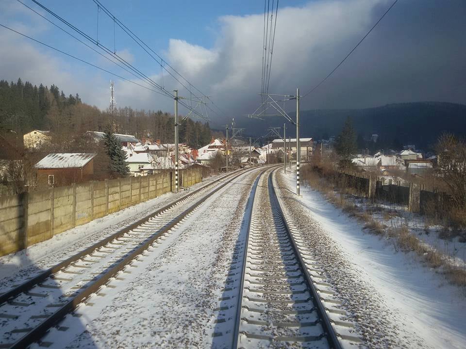 FOTO | Circulaţia trenurilor în vestul ţării se desfăşoară în condiţii de iarnă. CFR Călători anunţă întârzieri