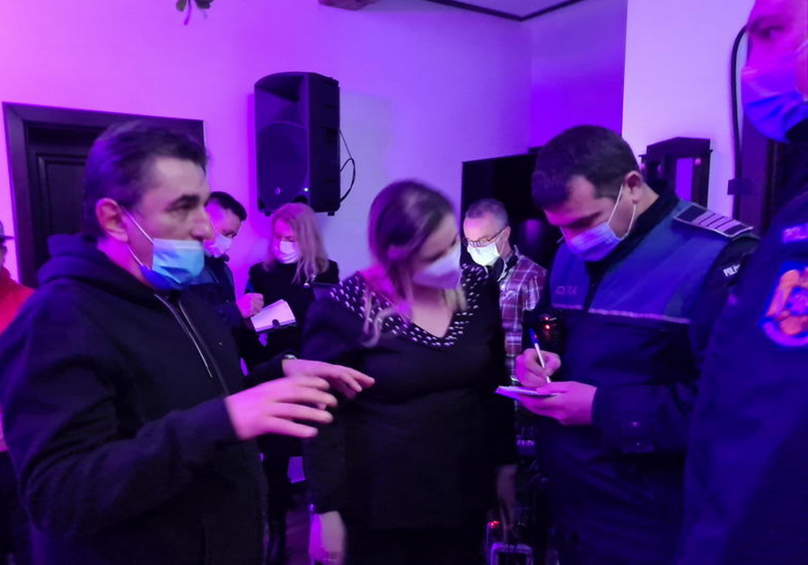 Managerul Spitalului Beiuș, prins de poliție că a organizat o petrecere de ziua lui, la care a invitat mai mulți colegi și prieteni. „Ne-am adunat să fim împreună, să ne debarasăm de anul trecut”