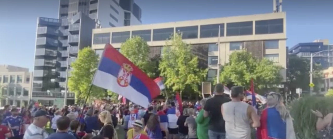 Fanii lui Novak Djokovic au dansat în fața hotelului unde este reținut sportivul, în semn de protest