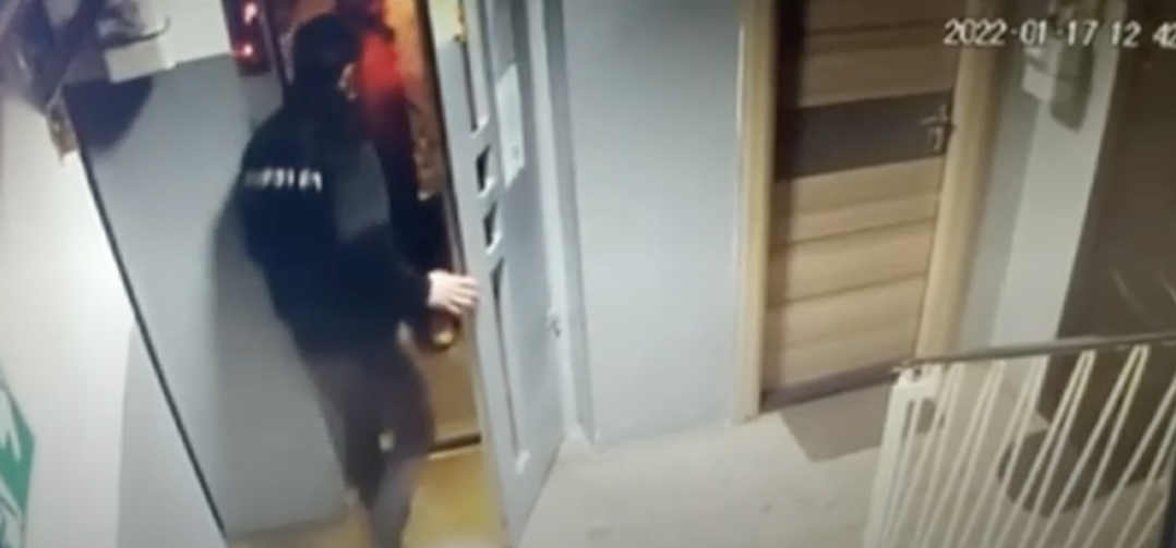 Femeia tâlhărită într-o scară de bloc din București: „Mi-a dat în cap și m-a lovit cu ușa”