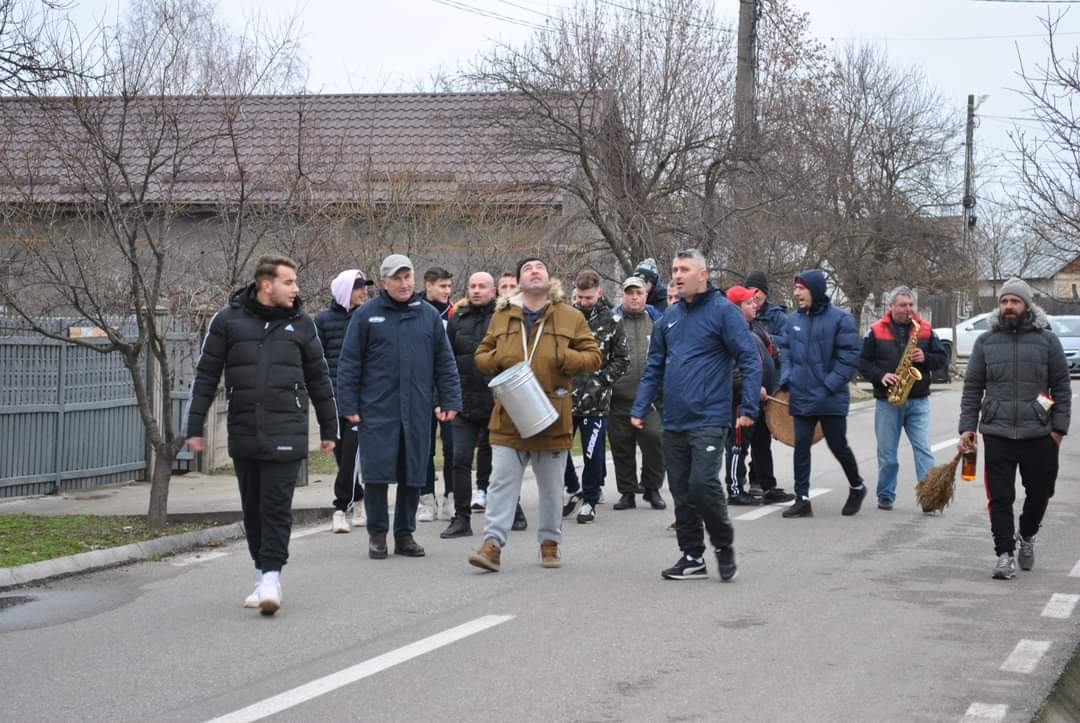 Fotbaliștii dintr-o comună doljeană au serbat Iordănitul, o tradiție străveche din Oltenia