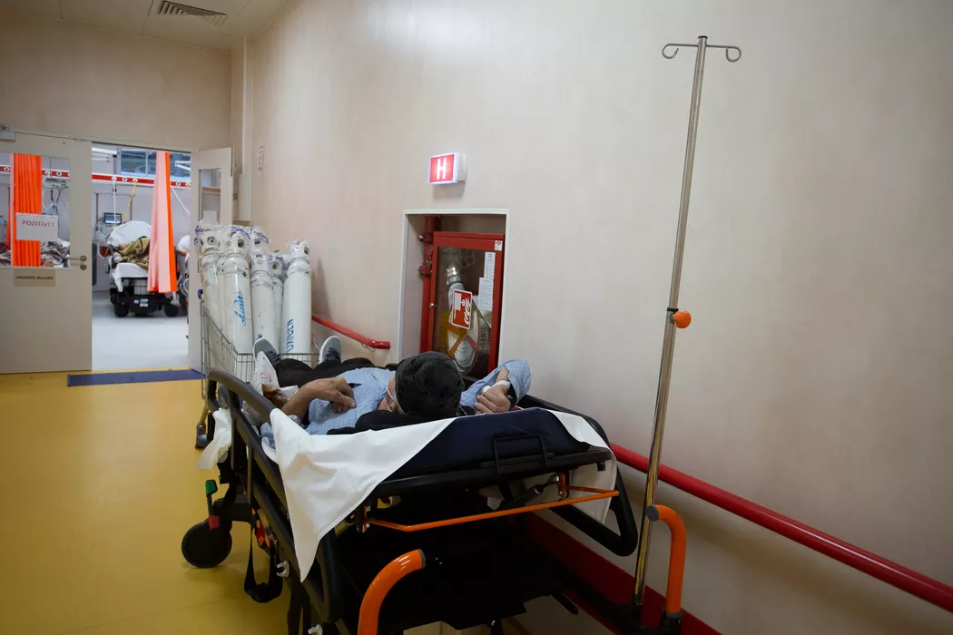 Cazul dramatic al bărbatului cu degerături care și-a pierdut degetele de la picioare. ”Are copii în străinătate, are o nepoată care vrea să îi căutăm loc în azil”