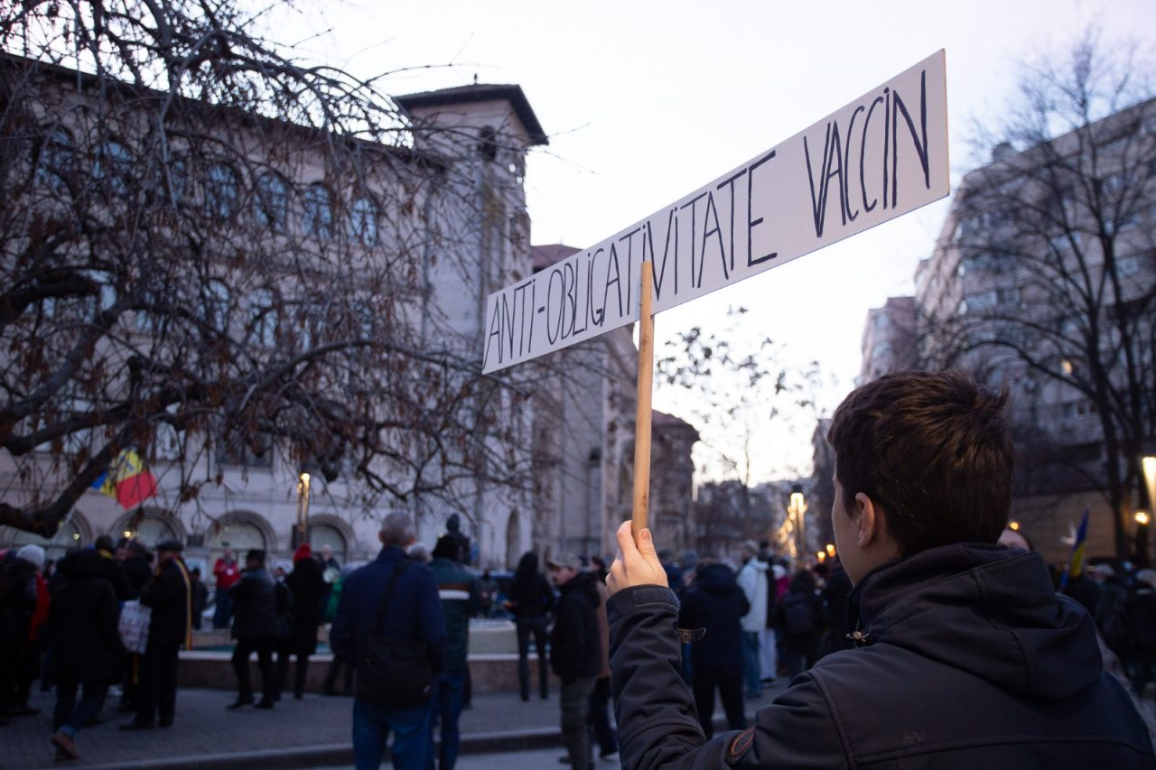 FOTO | Protest în Piața Universității împotriva certificatului verde și a vaccinării copiilor, în a patra zi cu peste 30.000 de cazuri de Covid în România