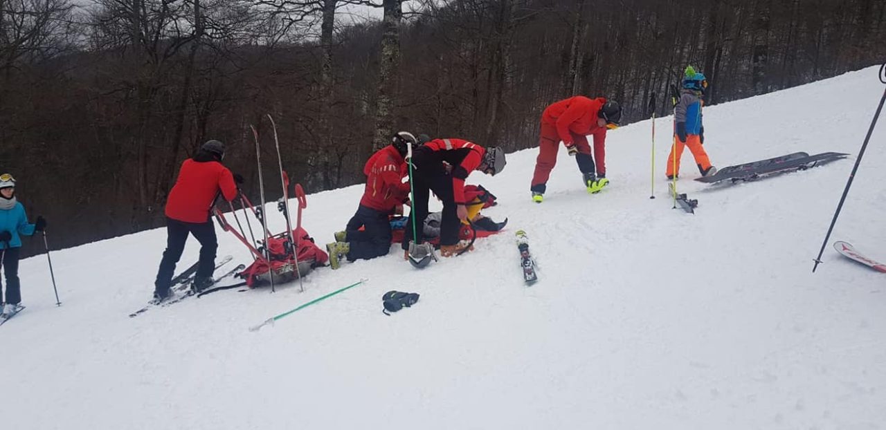 Un turist a alunecat pe o porțiune de 200 de metri pe un versant din Munții Bucegi. Victima a suferit numeroase fracturi și contuzii
