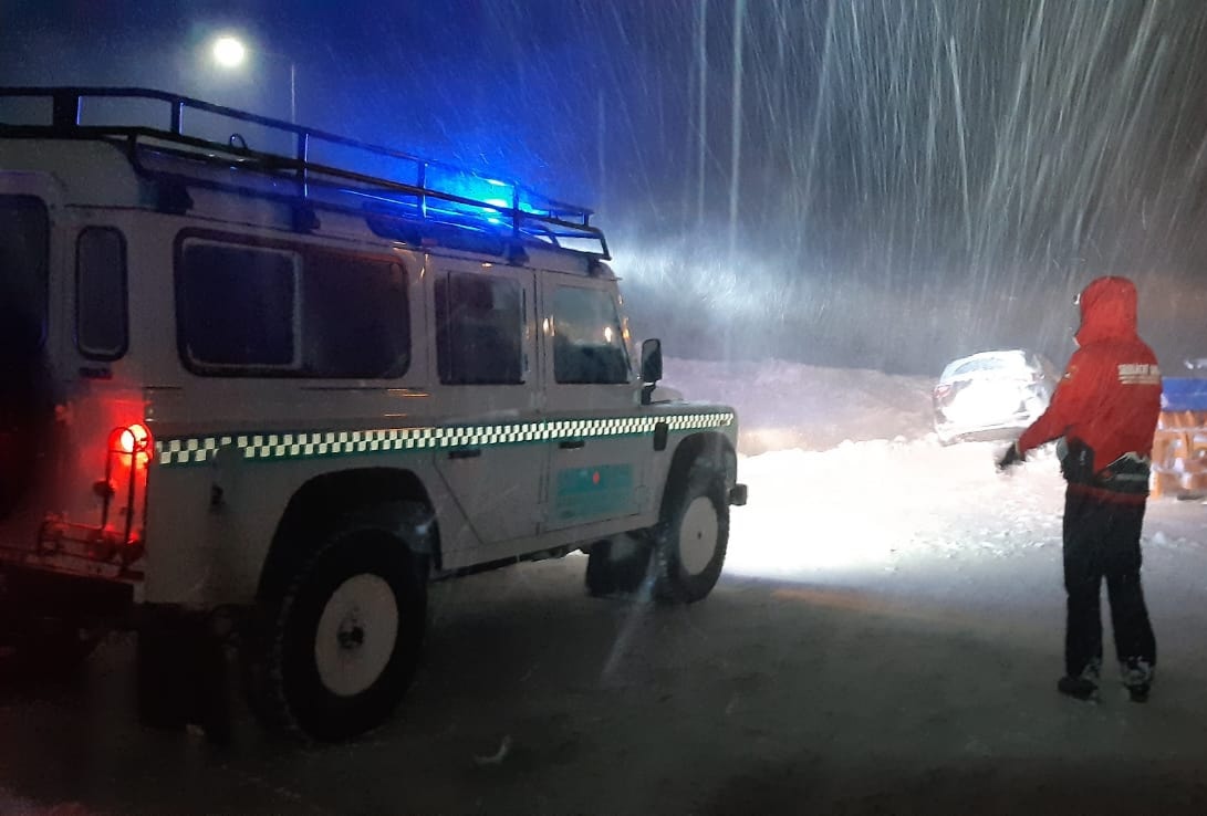 Turist polonez, accident de snowmobil în Munții Parâng. În zonă ninge și vizibilitatea e redusă, dar salvamontiștii speră să ajungă la el cât mai repede