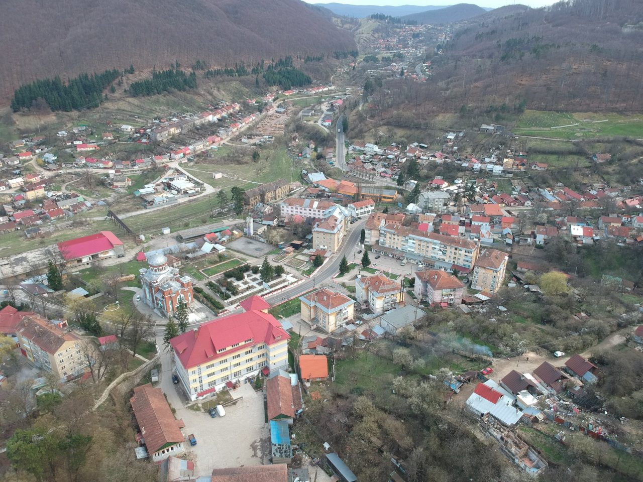 Într-un oraș din din România poți cumpăra un bloc întreg la prețul unei garsoniere din Capitală. Se vând 13 clădiri cu patru etaje