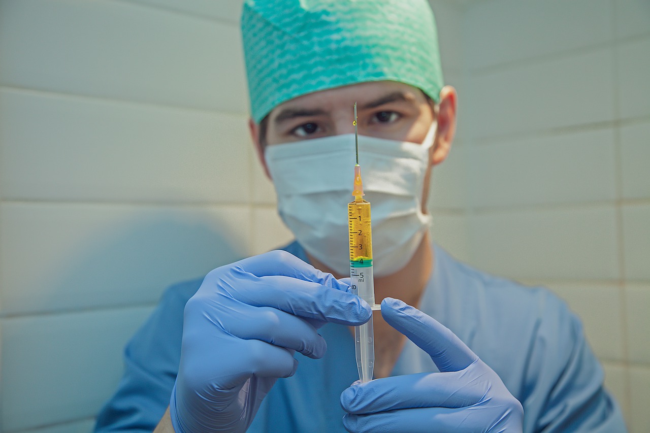 Un indonezian s-a vaccinat de 17 ori pentru a primi bani. El vindea certificatele verzi persoanelor antivacciniste