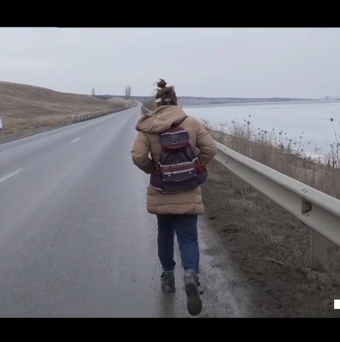 Bianca, o adolescentă de 16 ani, merge 26 de km pe jos până la şcoală: „E greu, e frig, mi-e foarte frică”