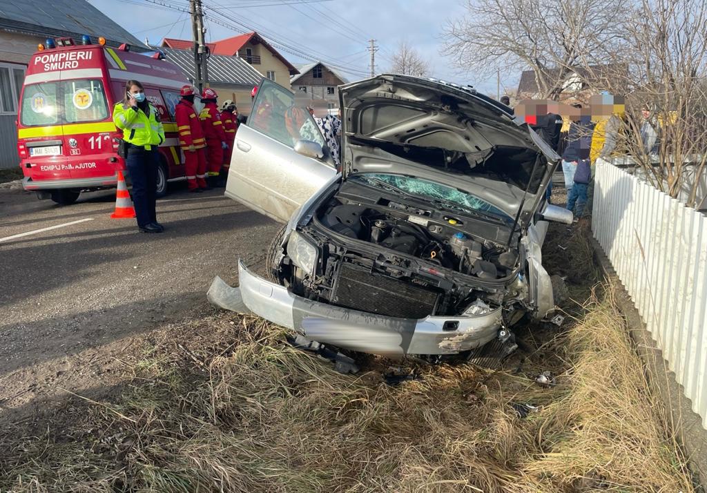 Un adolescent de 17 ani a provocat un accident rutier. Doi tineri, un băiat și o fată, au fost grav răniți