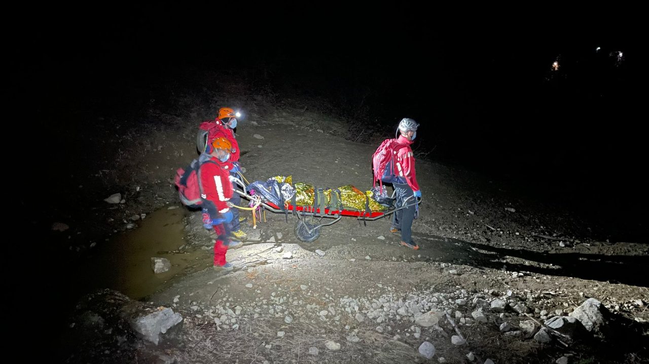 VIDEO | Un bărbat a fost găsit după două luni de la dispariție, lângă o mănăstire din Argeș. Salvamontiștii au fost chemați în ajutor
