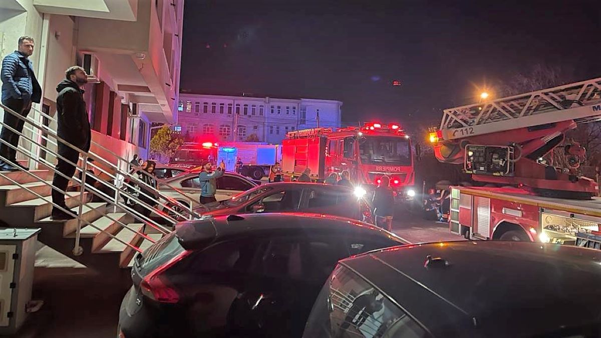 VIDEO | Incendiu la un bloc din Constanța. 13 persoane au fost evacuate