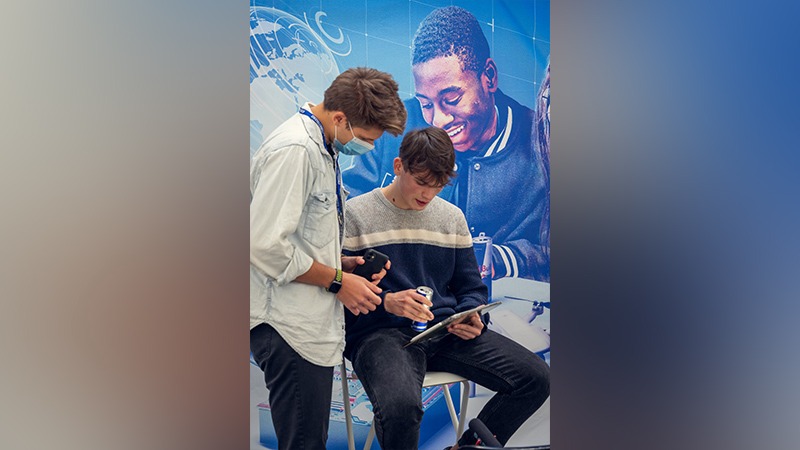 INTERVIU | Viorel Ionuț Bohotici, un student român din Italia, a inventat masca inteligentă care își schimbă culoarea când nu mai filtrează aerul. „Dacă ar fi aprobată, ar fi mai ușor să ieșim din pandemie” – VIDEO