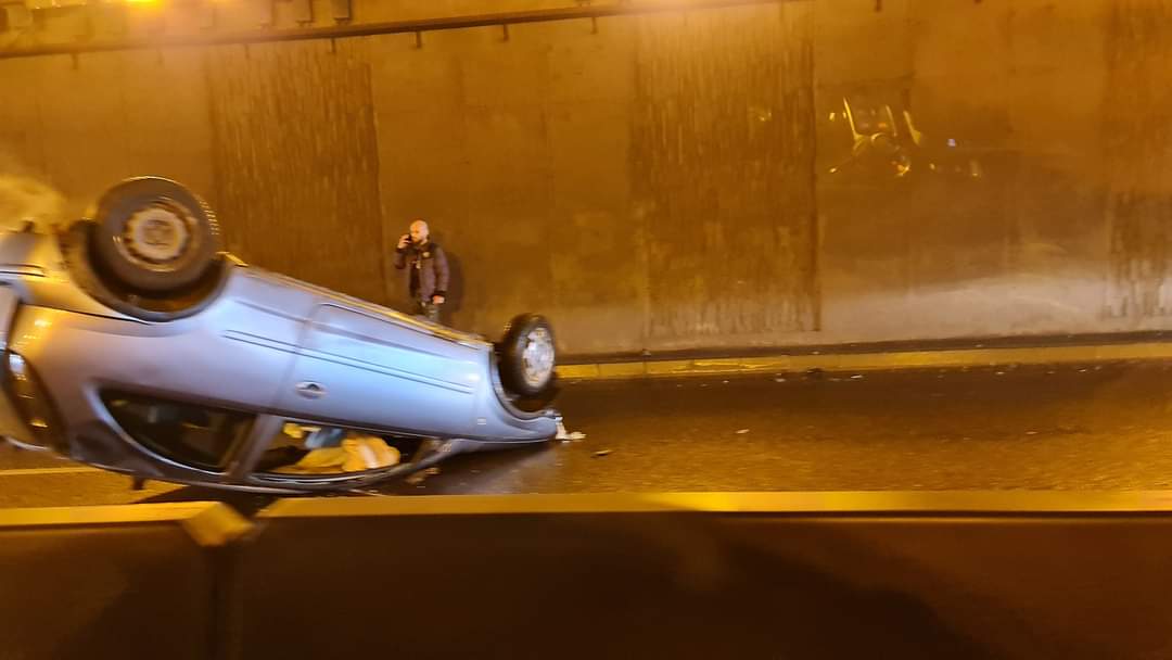 O mașină s-a răsturnat în Pasajul Băneasa din Capitală. Polițiștii anunță restricții de circulație
