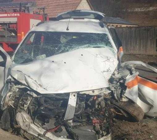 Accident în județul Covasna. O ambulanță a intrat într-un zid