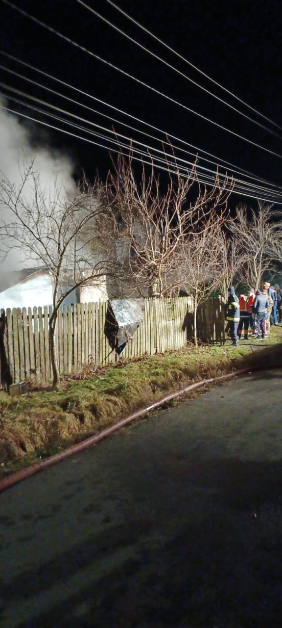Tragedie în Dâmboviţa. Două persoane au murit după ce le-a luat foc casa