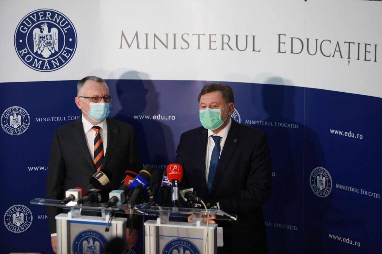 VIDEO. Miniștrii Educației și Sănătății, Sorin Cîmpeanu și Alexandru Rafila, puși în dificultate de o întrebare privind siguranța copiilor la școală după aplicarea noilor reguli epidemiologice