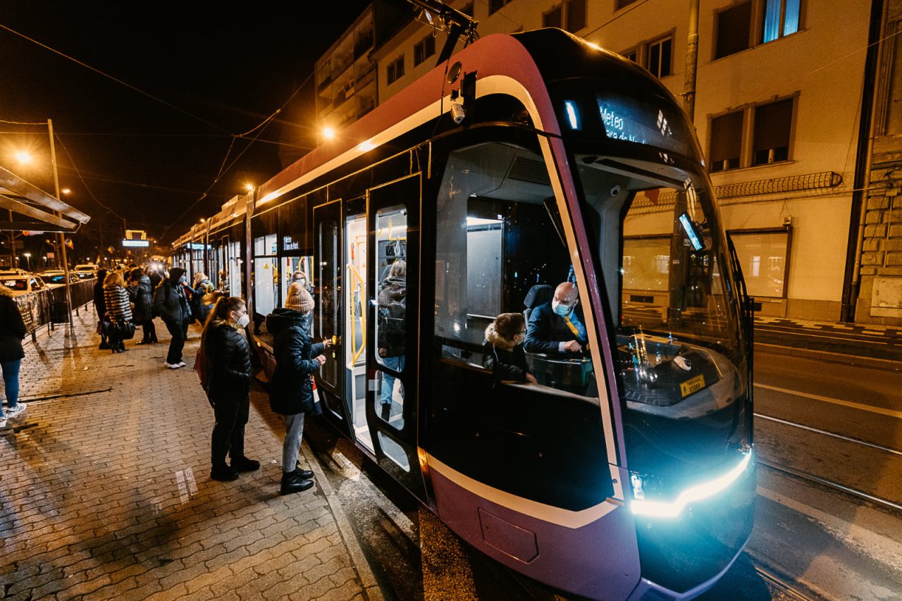 FOTO & VIDEO | Cum arată tramvaiele noi cu autonomie pe baterii care circulă din acest an în Timișoara
