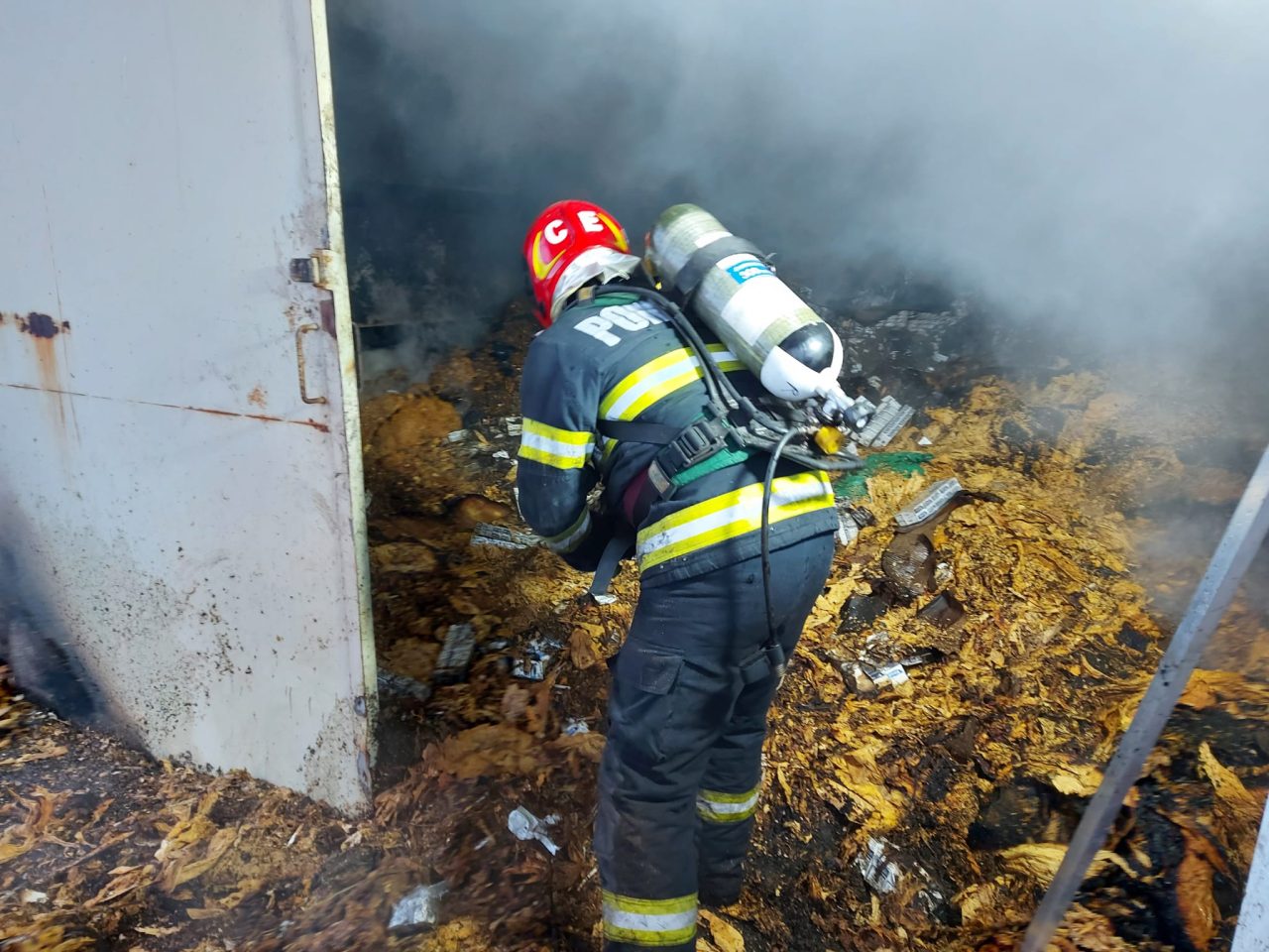Incendiul de la Vama Giurgiu, stins după nouă ore. Focul ar fi fost pus intenționat