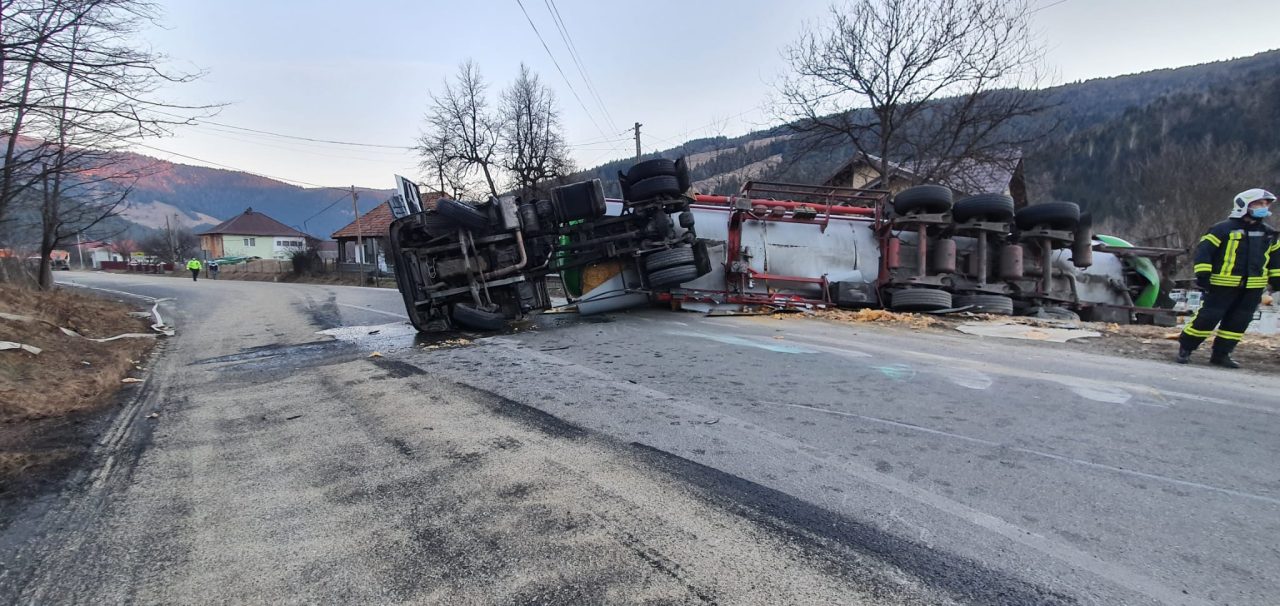 Trafic blocat pe un drum Neamţ. O cisternă care trasporta material inflamabil s-a răsturnat. 10 persoane au fost evacuate