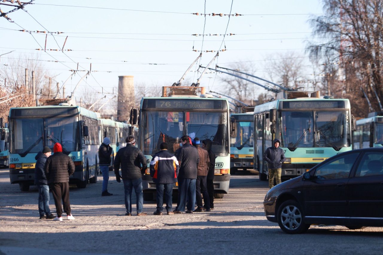 Ce pedeapsă a primit de la colegi un șofer de autobuz care a „spart” greva STB. La ora 9.00, doar 17 vehicule se aflau în traseu
