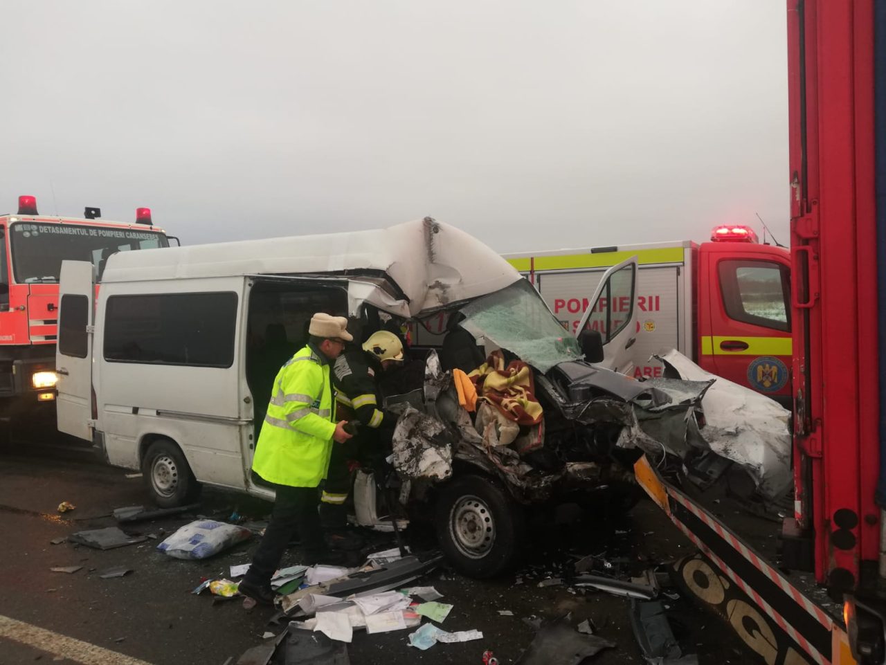 Accident mortal pe centura Caransebeș. Victimele erau într-un microbuz