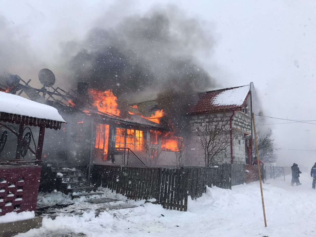 Incendiu de proporții în Covasna. Opt case lipite între ele, distruse de flăcări. Imagini de la fața locului
