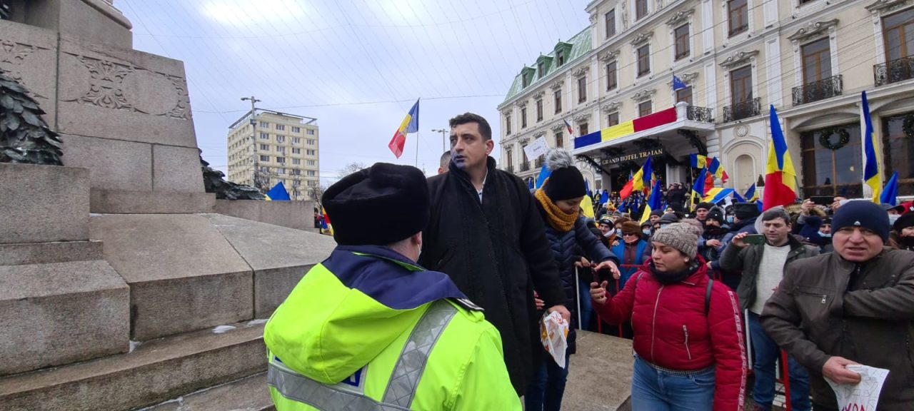 George Simion, netulburat de situația din Ucraina. Liderul AUR a adus la protestul din centrul Capitalei măgari, oi, găini și… ouă (FOTO)