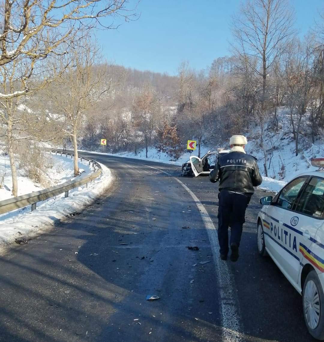 O mașină a Poliţiei a fost distrusă în urma unui accident rutier. Doi agenți au ajuns la spital