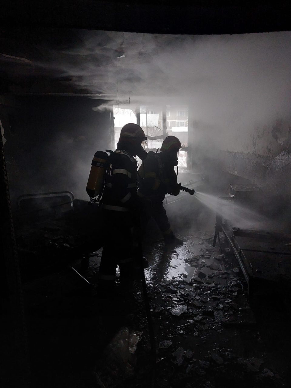 Incendiu puternic la un cămin de bătrâni din Alba. Au fost evacuate 50 de persoane