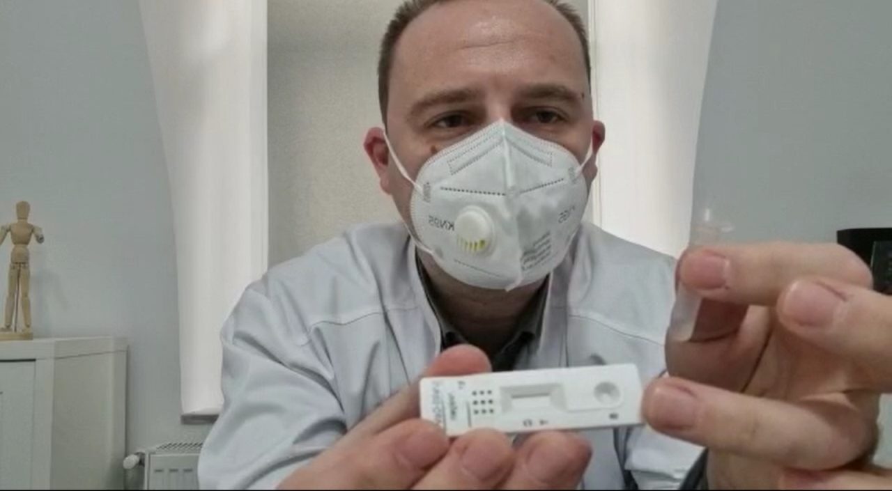 VIDEO | Cum să faci corect testul rapid pentru COVID ca să nu dea rezultat fals negativ. Demonstrația unui medic infecționist