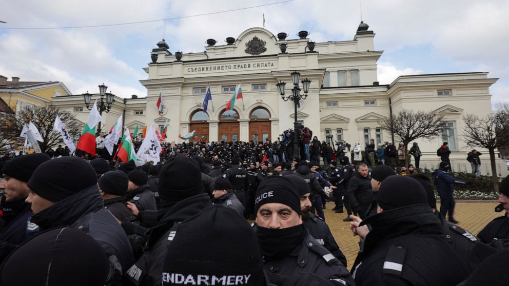 Protestatarii antivacciniști încearcă să ia cu asalt parlamentul Bulgariei